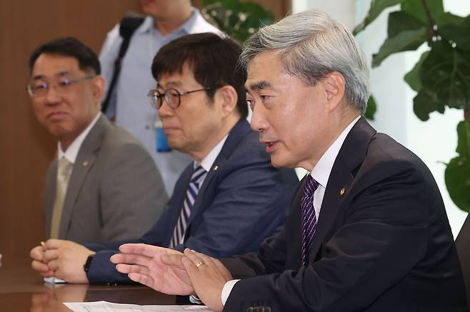 신현송 한국은행 총재가 14일 서울 중구 한국은행에서 박홍근 기획예산처 장관과 회동하며 발언하고 있다. 연합뉴스