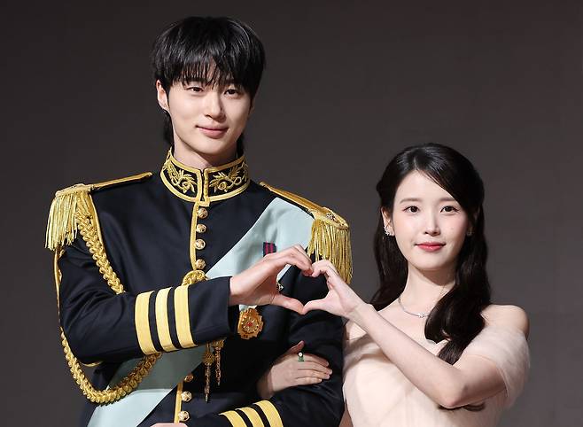 배우 변우석(왼쪽)과 아이유가 지난달 6일 서울 강남구 조선팰리스호텔에서 열린 MBC 드라마 ‘21세기 대군부인’ 제작발표회에서 포즈를 취하고 있다. 연합뉴스