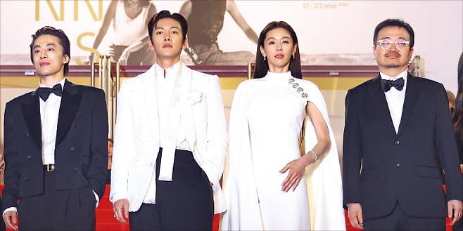 16일(현지시간) 칸 국제영화제 미드나이트 스크리닝 월드 프리미어에 참석한 연상호 감독(오른쪽부터)과 배우 전지현, 지창욱, 구교환.  뉴스 1