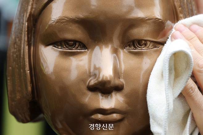 제107주년 삼일절인 지난3월 1일 일본군‘위안부’ 합의 무효와 정의로운 해결을 위한 천주교 전국행동 관계자들이 서울 종로구 옛 일본대사관 앞에 위치한 평화의 소녀상을 닦고 있다. 정효진 기자