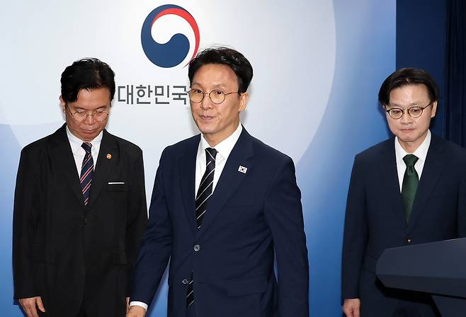 김민석 국무총리(가운데)가 17일 서울 종로구 정부서울청사에서  삼성전자 파업 관련 대국민 담화를 마친 뒤 브리핑룸을 떠나고 있다. 김정근 기자