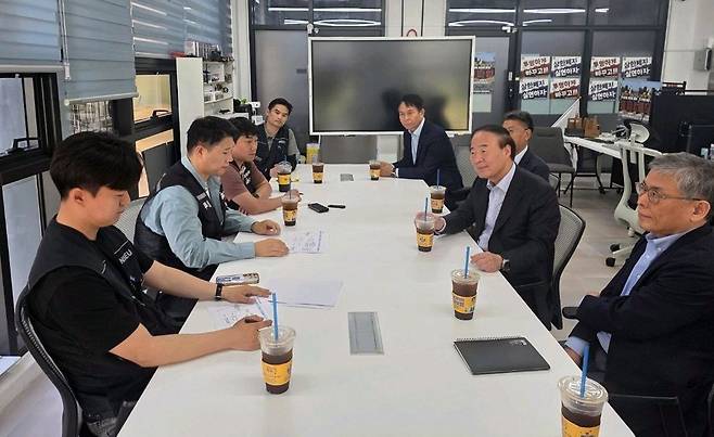 삼성전자 DS부문 사장단이 지난 15일 오후 경기 삼성전자 평택캠퍼스에 위치한 노동조합 사무실을 방문해 삼성전자노동조합 공동투쟁본부와 대화하고 있다. 뉴시스