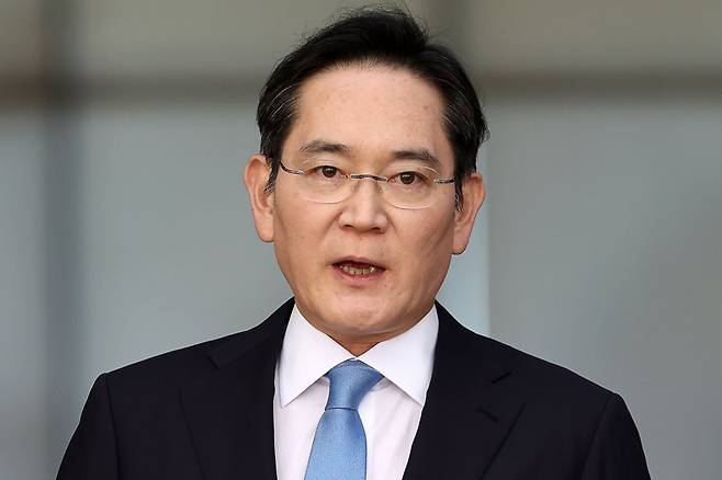 일본 출장을 마치고 귀국한 이재용 삼성전자 회장이 16일 서울 김포비즈니스항공센터(SGBAC)에서 입장문을 읽고 있다. 연합뉴스