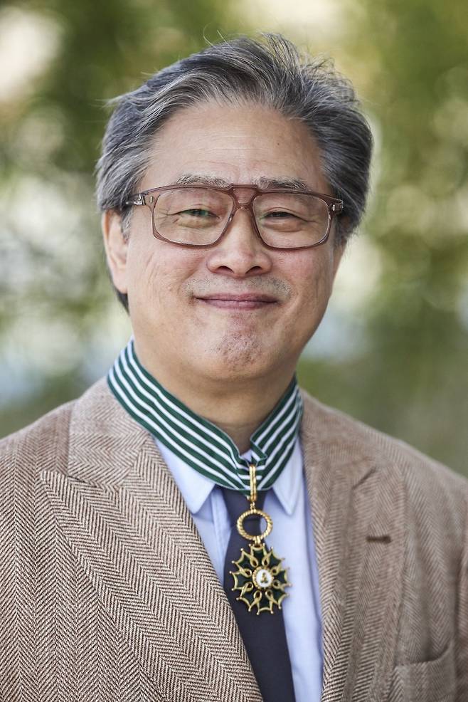 17일(현지시간) 프랑스 정부로부터 받은 최고 등급의 문화예술공로훈장 ‘코망되르’를 목에 건 박찬욱 감독. 로이터연합뉴스
