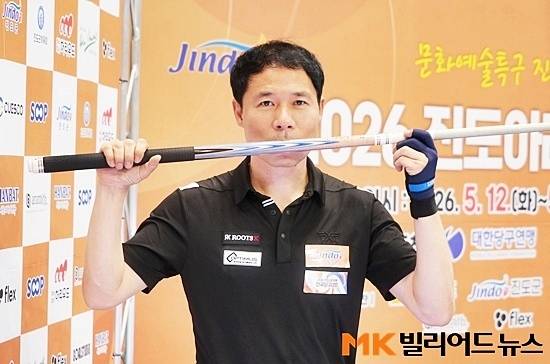 허정한이 16일 열린 ‘2026 진도아리랑배 전국3쿠션대회’ 남자3쿠션 결승전에서 최호타를 50:33으로 잠재우고 우승, 1쿠션에 이어 대회 2관왕에 올랐다. 우승을 확정한 허정한이 큐에 입맞춤하고 있다.