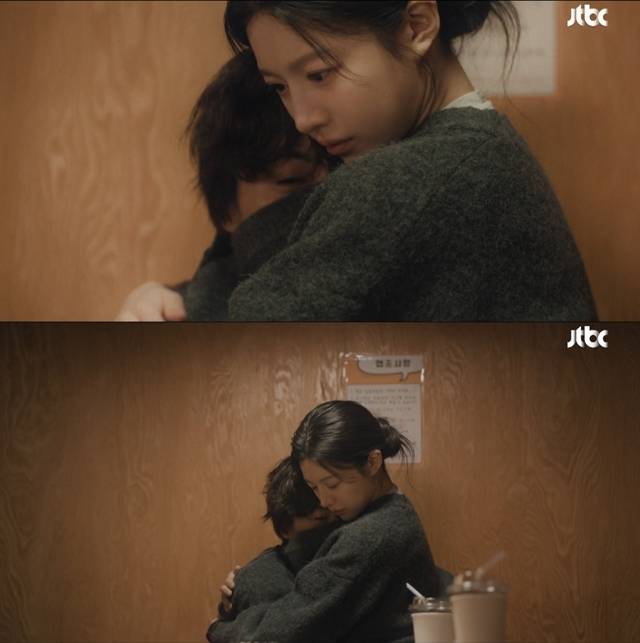‘모두가 자신의 무가치함과 싸우고 있다’(이하 ‘모자무싸’) 속 고윤정과 구교환의 ‘카디건 포옹신’이 뜨거운 감자로 떠올랐다. / 사진  = ‘모자무싸’ 캡처