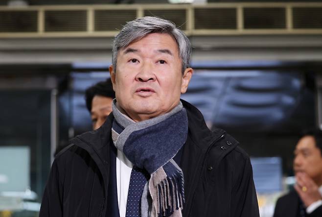 12·3 비상계엄 사태에 연루된 조태용 전 국가정보원장이 지난해 서울 서초구 서울중앙지방법원에서 열린 구속 전 피의자 심문(영장실질심사)에 출석하며 짧은 심경을 밝히고 있다.  조 전 원장은 국가정보원법상 정치관여금지 위반, 직무유기, 위증, 증거인멸, 허위공문서 작성 및 허위작성공문서 행사, 국회에서의 증언·감정 등에 관한 법률 위반 등 혐의를 받는다. /사진=뉴스1