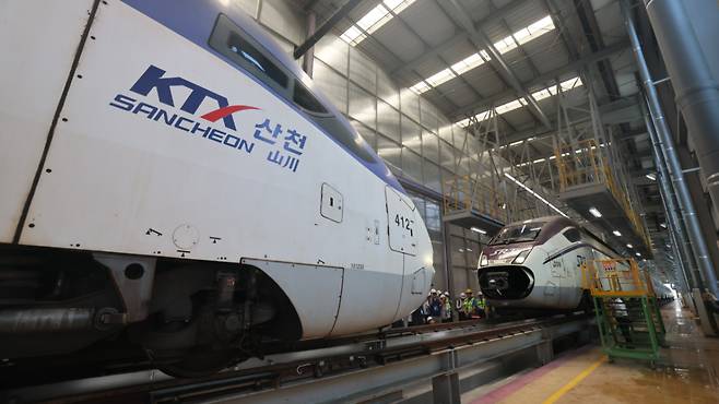 중련 시범 준비중인 KTX-산천과 SRT/사진제공=코레일