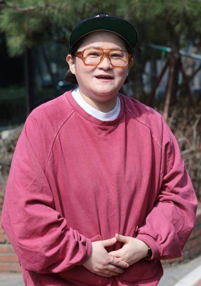 방송인 김신영이 지난 3월 16일 서울 영등포구 여의도동 KBS 신관에서 진행된 ‘불후의 명곡’ 리허설을 마친 뒤 준비된 차량으로 이동하며 인사를 하고 있다. 김신영은 44kg의 몸무게를 감량한 후 요요 현상으로 다시 몸무게가 늘어난 것으로 알려졌다. /사진=뉴스1