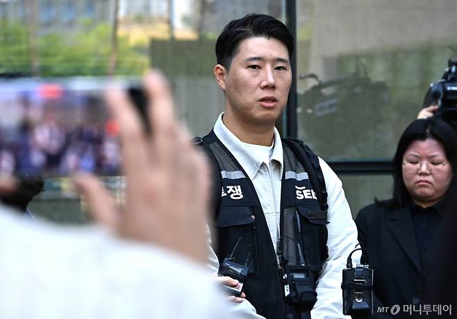 [수원=뉴시스] 김종택기자 = 최승호 초기업노조 삼성전자지부 위원장이 13일 경기 수원시 영통구 수원지방법원에서 열린 삼성전자 노조 위법 쟁의행위 금지 가처분 신청 2차 심문을 마친 뒤 취재진 질문에 답하고 있다. 2026.05.13. jtk@newsis.com /사진=김종택