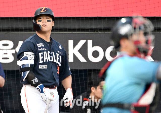 2026년 5월 15일 오후 경기도 수원KT위즈파크에서 열린 '2026 신한 SOL KBO리그' 한화 이글스와 KT 위즈의 경기. 한화 강백호가 1회초 2사 후 대기 타석에 들어서고 있다./마이데일리