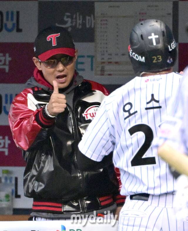 2026년 5월 2일 오후 서울 잠실구장에서 열린 '2026 신한 SOL KBO리그' NC 다이노스와 LG 트윈스의 경기. LG 오스틴이 3회말 2사 1.2루서 3점 홈런을 친 뒤 염경엽 감독의 축하를 받고 있다./마이데일리