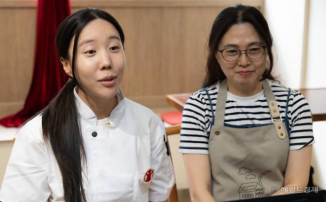 13일 오후 인천 계양구 노아하우스에서 김노아·김광애 모녀가 인터뷰를 하고 있다. 인천=윤창빈 기자