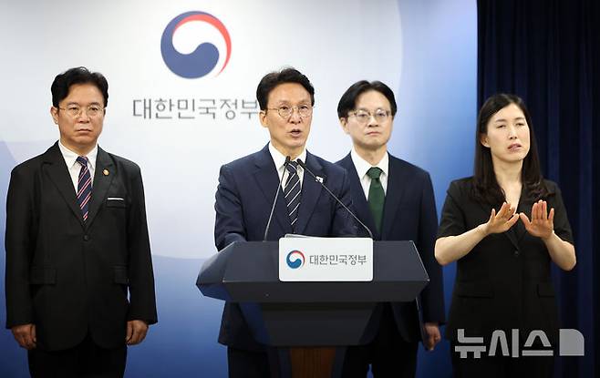 [서울=뉴시스] 김선웅 기자 = 김민석 국무총리가 17일 서울 종로구 정부서울청사에서 삼성전자 파업 관련 대국민 담화를 발표하고 있다. 2026.05.17. mangusta@newsis.com