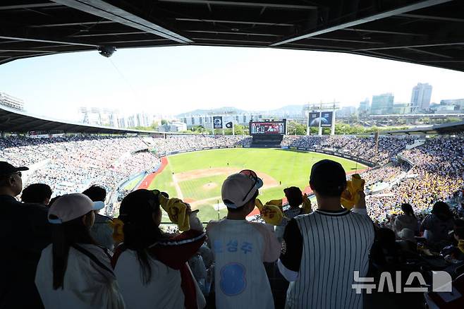 [서울=뉴시스] 최진석 기자 = 어린이날인 5일 서울 송파구 잠실야구장에서 열린 2026 KBO리그 두산 베어스와 LG 트윈스의 경기를 찾은 야구팬들이 응원을 하고 있다. 2026.05.05. myjs@newsis.com
