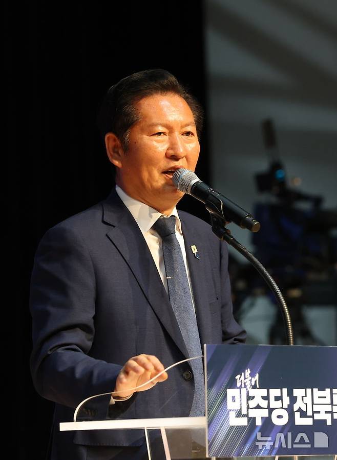[전주=뉴시스] 김얼 기자 = 정청래 더불어민주당 대표가 17일 전북 전주시 전주대학교 JJ아트홀에서 열린 더불어민주당 전북특별자치도당 선거대책위원회 발대식에 참석해 인사말을 하고 있다. 2026.05.17. pmkeul@newsis.com