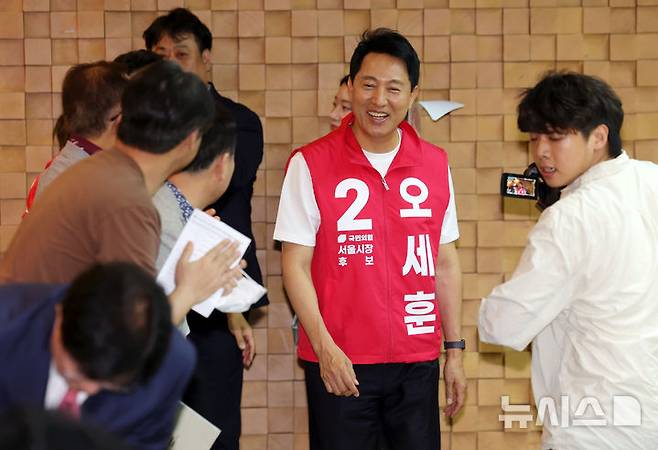 [서울=뉴시스] 홍효식 기자 = 오세훈 국민의힘 서울시장 후보가 17일 서울 용산구 용산꿈나무종합타운에서 열린 수도권 재건축·재개발 연합회 정책간담회에 참석하고 있다. 2026.05.17. yesphoto@newsis.com