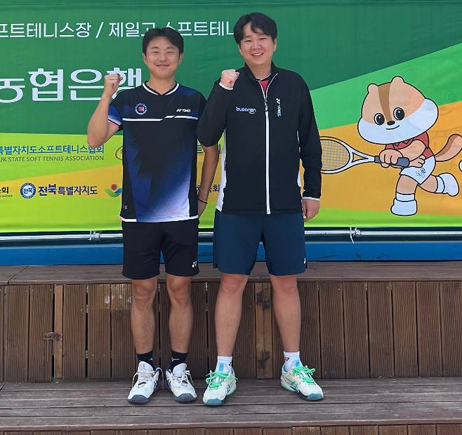 부산진구청 정영만(왼쪽)-김민홍. 한국실업소프트테니스연맹