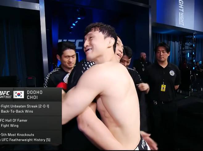 포옹하는 최두호와 정찬성. UFC 제공