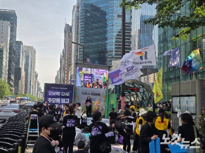 17일 오후 서울 강남역 10번 출구 앞 도로에서, 157개 여성시민단체가 '강남역 여성살해사건 10주기 추모행동' 집회를 열었다. 민소운 기자
