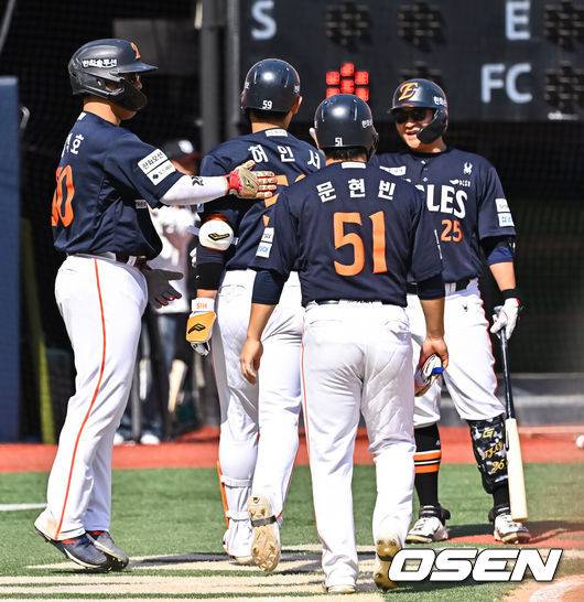[OSEN=수원, 박준형 기자] 16일 오후 수원KT위즈파크에서 2026 신한 SOL KBO 리그 KT 위즈와 한화 이글스의 경기가 진행됐다.이날 경기에서 KT는 배제성을, 한화는 화이트를 선발투수로 내세웠다.5회초 1사 1,2루 한화 허인서가 3점 홈런을 날리고 동료들의 축하를 받고 있다.     2026.05.16 / soul1014@osen.co.kr