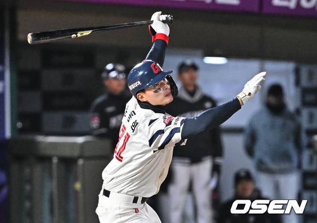 [OSEN=부산, 이석우 기자] 7일 부산 사직야구장에서 2026 신한 SOL KBO 리그 롯데 자이언츠와 KT 위즈의 경기가 열렸다. 홈팀 롯데는 나균안이, 방문팀 KT는 고영표가 선발 출전했다.롯데 자이언츠 윤동희가 6회말 우익수 오른쪽 2루타를 치고 있다. 2026.04.07 / foto0307@osen.co.kr