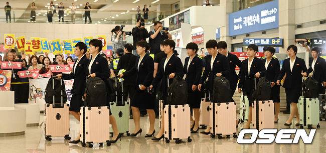 알록달록한 파스텔톤 캐리어 들고 입국
