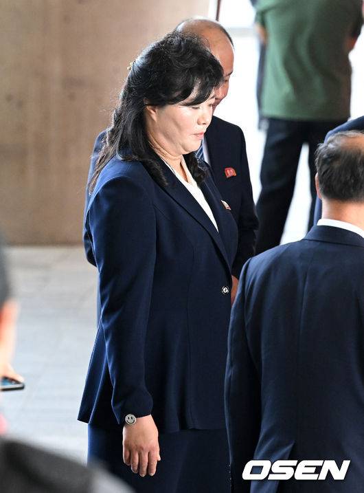 눈에 띄는 스마일 액세서리를 한 여성 관계자