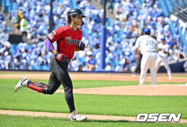 [OSEN=대구, 이석우 기자] 17일 대구삼성라이온즈파크에서 2026 신한 SOL KBO 리그 삼성 라이온즈와 KIA 타이거즈의 경기가 열렸다. 홈팀 삼성은 최원태가, 방문팀 KIA는 김태형이 선발 출전했다. KIA 타이거즈 김도영이 2회초 2사 2루 좌월 2점 홈런을 치고 그라운드를 돌고 있다. 2026.05.17 / foto0307@osen.co.kr