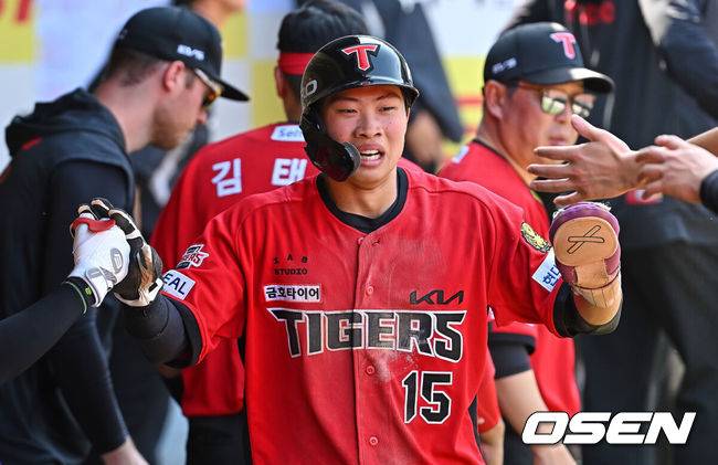 [OSEN=대구, 이석우 기자] 17일 대구삼성라이온즈파크에서 2026 신한 SOL KBO 리그 삼성 라이온즈와 KIA 타이거즈의 경기가 열렸다. 홈팀 삼성은 최원태가, 방문팀 KIA는 김태형이 선발 출전했다. KIA 타이거즈 박재현이 4회초 1사 1,3루 김도영의 우익수 희생 플라이때 득점을 올리고 하이파이브를 하고 있다. 2026.05.17 / foto0307@osen.co.kr