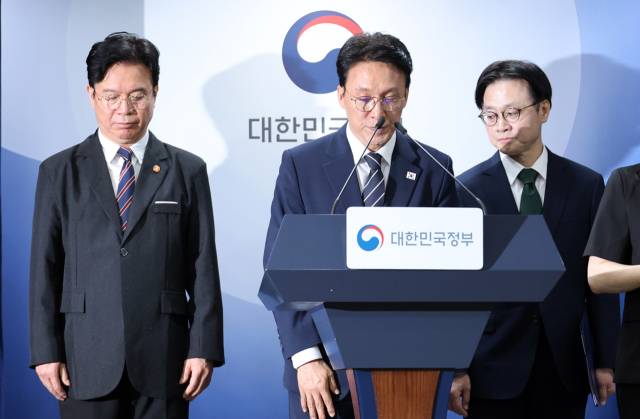 ▲김민석 국무총리가 17일 서울 종로구 정부서울청사에서 삼성전자 파업 관련 대국민 담화를 마친 뒤 인사하고 있다. 왼쪽부터 김영훈 고용노동부 장관, 김민석 국무총리, 김정관 산업통상부 장관. ⓒ연합뉴스