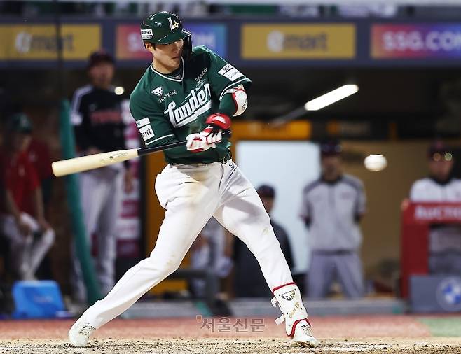 채현우가 16일 인천 SSG 랜더스필드에서 열린 SSG 랜더스와 LG 트윈스의 경기에서 9회말 경기를 끝내는 안타를 때리고 있다. 2026.5.16 SSG 랜더스 제공