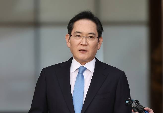 이재용 “내부 문제로 심려…국민께 머리 숙여 사죄” - 해외 출장을 마치고 귀국한 이재용 삼성전자 회장이 16일 서울 김포비즈니스항공센터(SGBAC)에서 입장문을 읽고 있다. 2026.5.16 연합뉴스