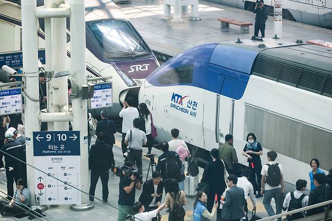 서울역 승강장에 시범 중련운행 출발을 앞둔 KTX 산천-SRT가 정차해 있다. 연합뉴스