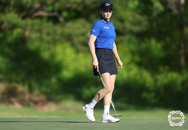 퍼팅을 마치고 이동하고 있는 박결. 사진 제공=KLPGA