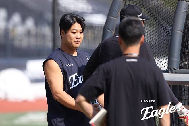한화 강백호가 15일 수원KT위즈파크서 열린 KT전을 앞두고 KT 선수들과 만나 인사하고 있다. 사진제공｜한화 이글스