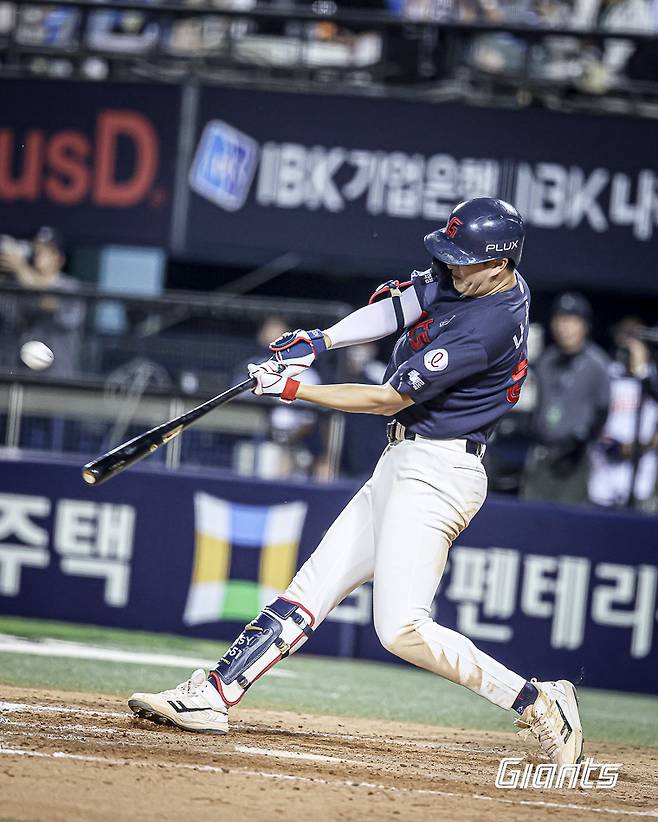 롯데 나승엽이 지난 16일 잠실 두산전에서 9회 동점 투런홈런을 때리고 있다. 롯데 자이언츠 제공