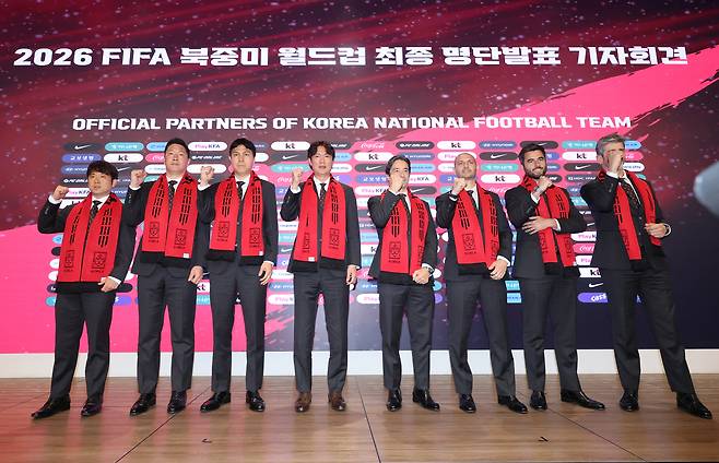 2026 북중미 월드컵 최종 명단을 발표한 홍명보 감독이 16일 서울 종로구 KT 광화문 빌딩 웨스트 온마당에서 코치진과 함께 기념촬영하고 있다. 연합뉴스