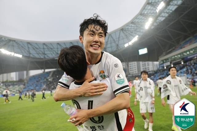 기뻐하는 이기혁(오른쪽). /사진=한국프로축구연맹 제공