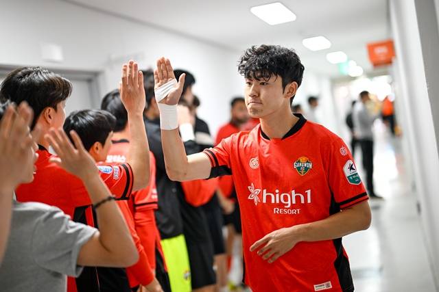 이기혁(오른쪽). /사진=강원FC 제공