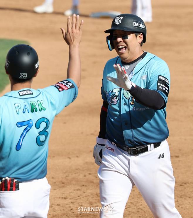 2026 신한 SOL Bank KBO리그 시범경기 KT 위즈 대 한화 이글스 경기가 17일 수원 KT위즈파크에서 열렸다. KT 김현수가 7회말 무사 만루에서 행운의 2타점 적시타를 날리고 출루한 후 기뻐하고 있다. /사진=김진경 대기자
