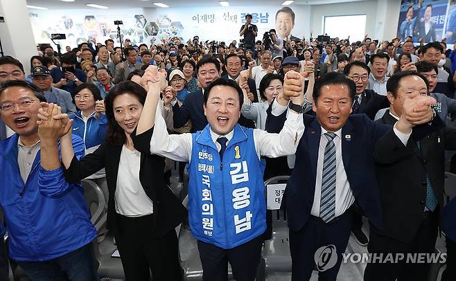 평택을 국회의원 재선거 김용남 후보 선거사무소 개소식 (평택=연합뉴스) 홍기원 기자 = 경기 평택을 국회의원 재선거에 출마한 더불어민주당 김용남 후보가 16일 경기도 평택시 안중읍에서 열린 선거사무소 개소식에서 정청래 대표 등 참석자들과 기념 촬영을 하고 있다. 2026.5.16 [공동취재] xanadu@yna.co.kr