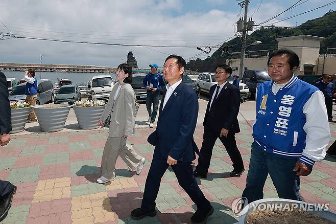 울릉군 저동 상점가 돌아보는 민주당 정청래 총괄상임선대위원장 [연합뉴스 자료사진]