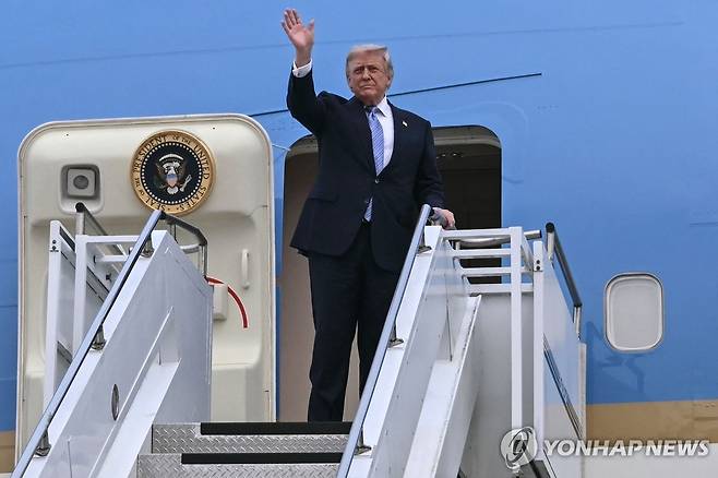 베이징 떠나는 트럼프 대통령 [AFP=연합뉴스 자료사진. 재판매 및 DB 금지]