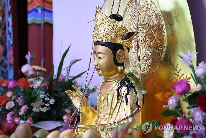 일본 반환된 '왜구 약탈' 고려 불상 복제본, 서산 부석사 봉안 (서산=연합뉴스) 왜구에게 약탈당했다가 647년 만에 고향에 돌아왔지만 소유권 분쟁 끝에 일본으로 반환된 금동관음보살좌상이 복제돼 부처님오신날을 앞둔 17일 향인 충남 서산 부석사에 봉안됐다. 불상은 세부 조각과 표면 질감의 미세한 굴곡까지 정밀하게 복원됐으며, 전통 도금 방식인 개금 기법이 적용돼 청동 표면에 옻칠과 순금박을 입었다. 2026.5.17 [충남도 제공. 재판매 및 DB 금지] cobra@yna.co.kr
