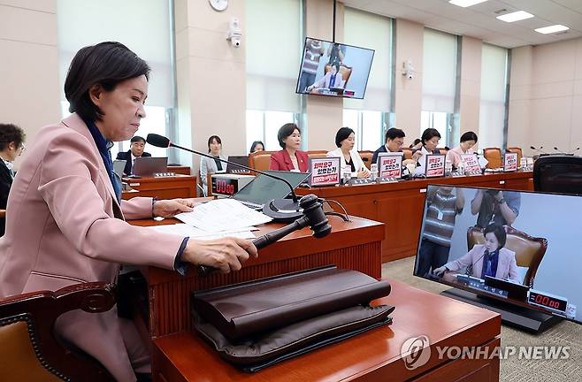성평등가족위원회, '정원오 후보 관련 논란 논의' (서울=연합뉴스) 배재만 기자 = 국회 성평등가족위원회 이인선 위원장이 15일 국회에서 열린 전체회의에서 더불어민주당 정원오 서울시장 후보의 과거 폭행 사건과 관련한 논란을 논의하기 위해 회의 시작을 알리고 있다. 이날 회의는 국민의힘 위원들만 참석했다. 2026.5.15 scoop@yna.co.kr