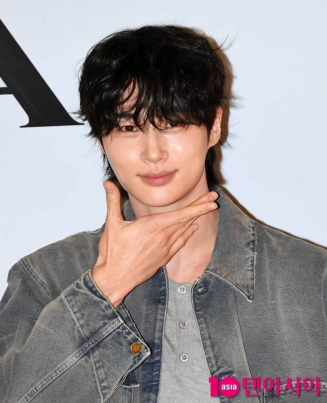 배우 변우석이 공식 행사에 참석해 포즈를 취하고 있다./사진=텐아시아DB