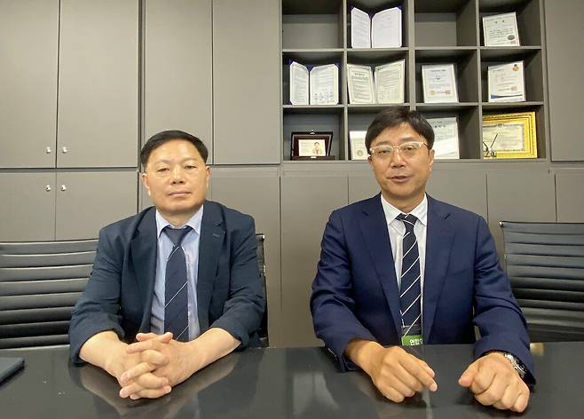 ▲ 조운제 한국음식물류폐기물수집운반업협회장(왼쪽)과 우은명 인천시식품제조연합회장이 18일 인천테크노파크에서 열린 '제1차 인천식품제조미래포럼'을 앞두고 식품 제조업 미래 전략 방향에 대해 설명하고 있다./김원진 기자 kwj7991@incheonilbo.com