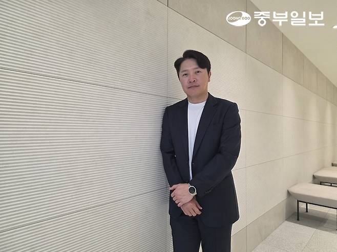 배우 안재모가 중부일보와의 인터뷰에서 '동백, 꿈이 필 무렵' 사업 내용을 설명하고 있다. 이준도기자