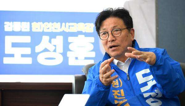 도성훈 인천시교육감 후보가 13일 미추홀구 '학생성공캠프'에서 인천교육과 공약 등에 대한 입장을 밝히고 있다.